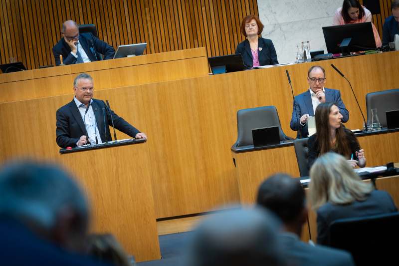 Nationalratsabgeordneter Gerald Hauser (FPÖ) am Redner:innenpult