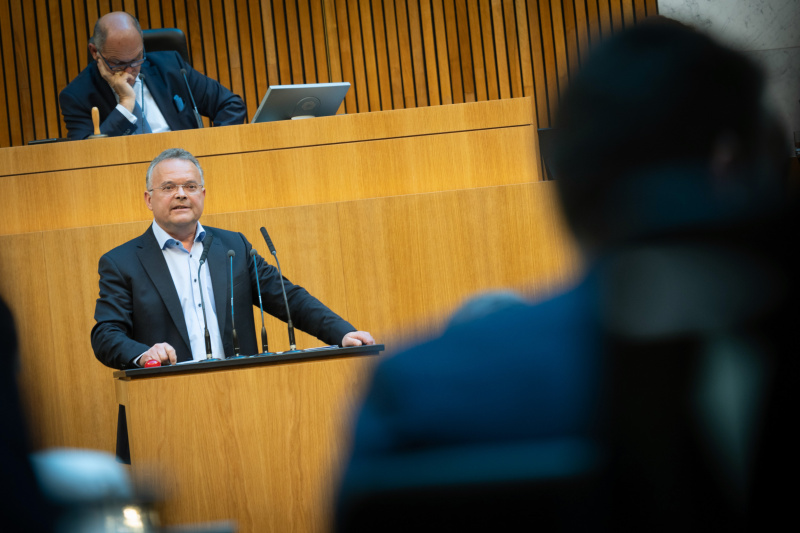 Nationalratsabgeordneter Gerald Hauser (FPÖ) am Redner:innenpult