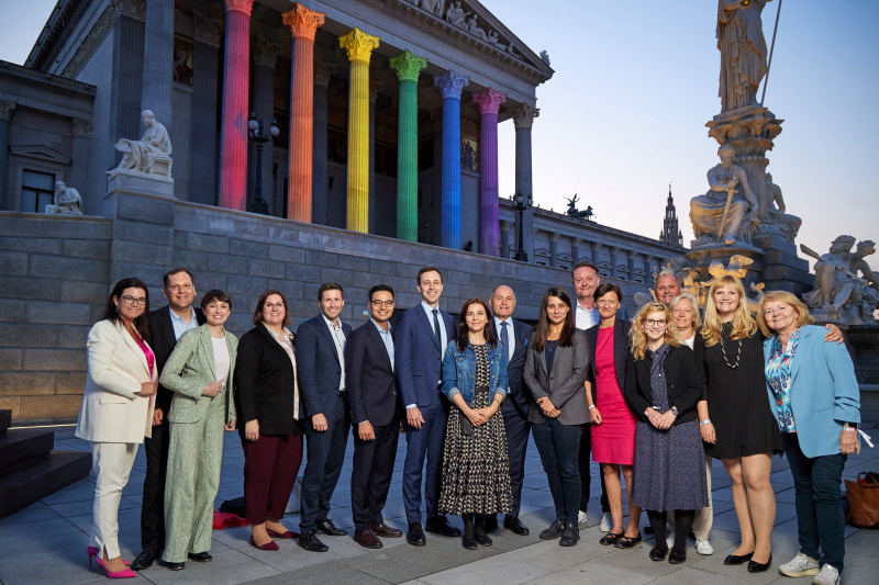 Von links: Nationalratsabgeordnete Melanie Erasim (SPÖ), Nationalratsabgeordneter Philip Kucher (SPÖ), Klubobfrau Sigrid Maurer (GRÜNE), Nationalratsabgeordnete Carina Reiter (ÖVP), Nationalratsabgeordneter David Stögmüller (GRÜNE), Nationalratsabgeordneter Yannick Shetty (NEOS), Nationalratsabgeordneter Nico Marchetti (ÖVP), Nationalratsabgeordnete Ewa Ernst-Dziedzic (GRÜNE), Nationalratspräsident Wolfgang Sobotka (ÖVP), Nationalratsabgeordnete Meri Disoski (GRÜNE), Nationalratsabgeordneter Mario Lindner (SPÖ), Nationalratsabgeordnete Sabine Schatz (SPÖ), Nationalratsabgeordnete Eva Maria Holzleitner (SPÖ), Nationalratsabgeordneter Alois Schroll (SPÖ), Nationalratsabgeordnete Verena Nussbaum (SPÖ), Nationalratsabgeordnete Elisabeth Feichtinger (SPÖ), Nationalratsabgeordnete Ruth Becher (SPÖ)