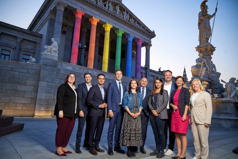 Von links: Nationalratsabgeordnete Carina Reiter (ÖVP), Nationalratsabgeordneter David Stögmüller (GRÜNE), Nationalratsabgeordneter Yannick Shetty (NEOS), Nationalratsabgeordneter Nico Marchetti (ÖVP), Nationalratsabgeordnete Ewa Ernst-Dziedzic (GRÜNE), Nationalratspräsident Wolfgang Sobotka (ÖVP), Nationalratsabgeordnete Meri Disoski (GRÜNE), Nationalratsabgeordneter Mario Lindner (SPÖ), Nationalratsabgeordnete Sabine Schatz (SPÖ), Nationalratsabgeordnete Verena Nussbaum (SPÖ)