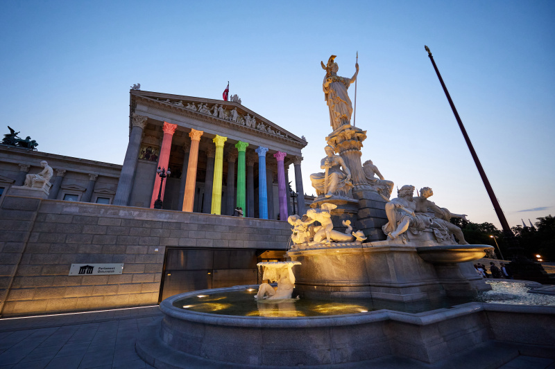Beleuchtete Säulen in den Pride-Farben