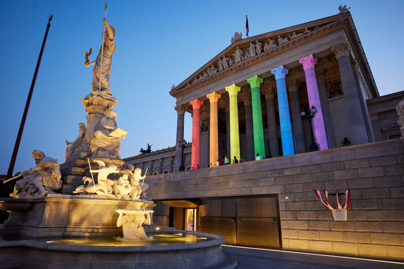 Beleuchtete Säulen in den Pride-Farben