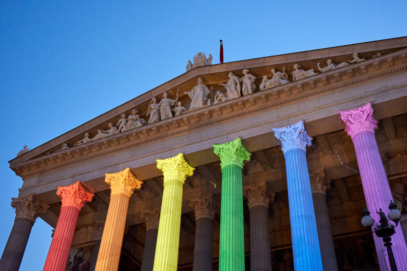 Beleuchtete Säulen in den Pride-Farben