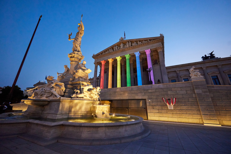 Beleuchtete Säulen in den Pride-Farben