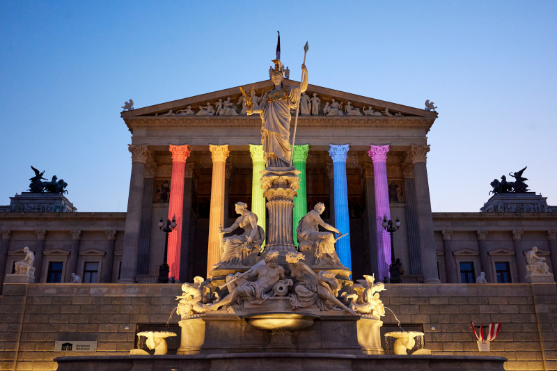 Beleuchtete Säulen in den Pride-Farben