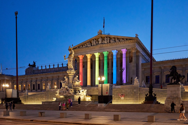 Beleuchtete Säulen in den Pride-Farben