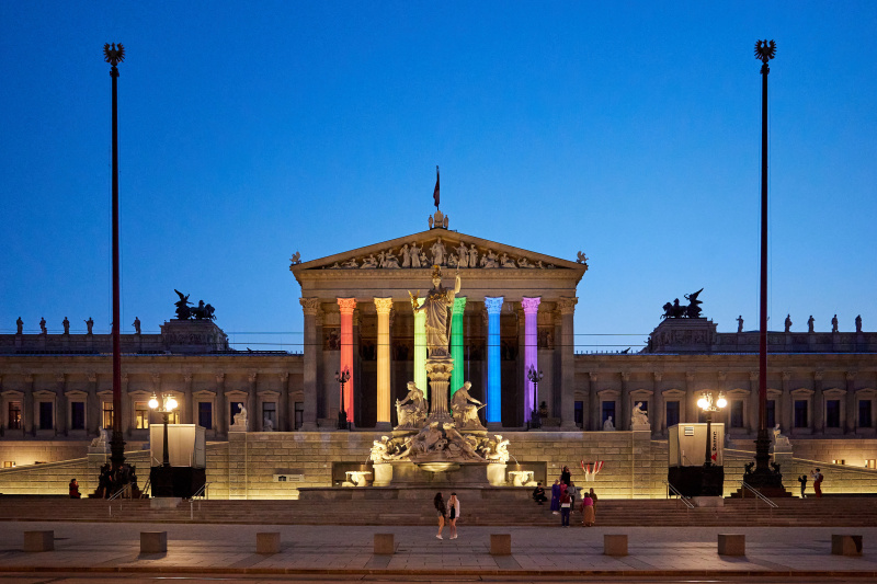 Beleuchtete Säulen in den Pride-Farben