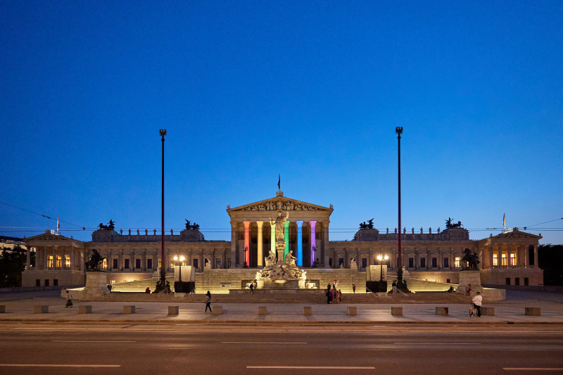Beleuchtete Säulen in den Pride-Farben