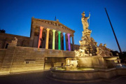 Beleuchtete Säulen in den Pride-Farben