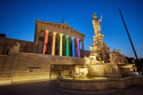 Beleuchtete Säulen in den Pride-Farben