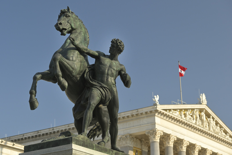Dachgiebel des Parlamentsgebäudes mit Rossebändiger