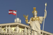 Pallas Athene mit Dachgiebel des Parlamentsgebäudes