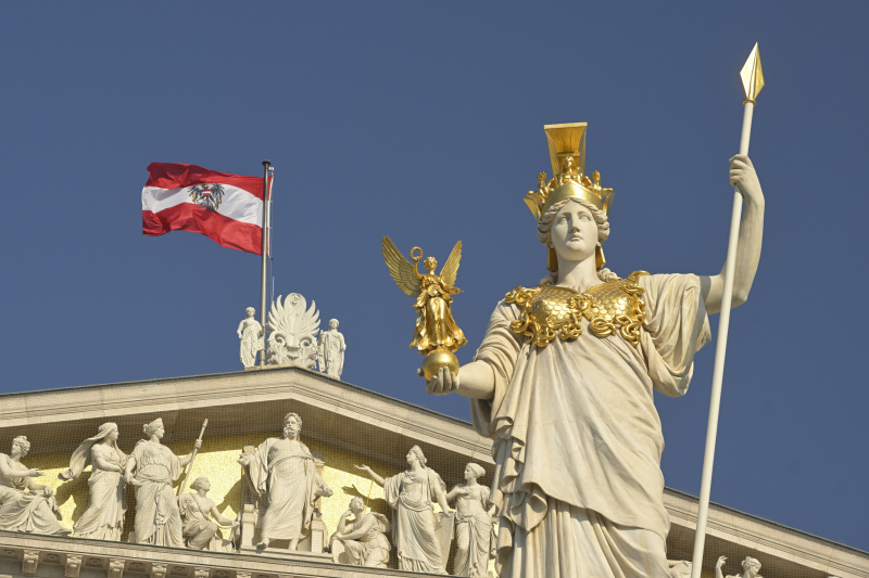 Pallas Athene mit Dachgiebel des Parlamentsgebäudes