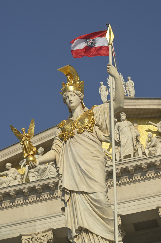 Pallas Athene mit Dachgiebel des Parlamentsgebäudes