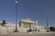 Blick auf die Fassade des Parlamentsgebäudes an der Ringstraße