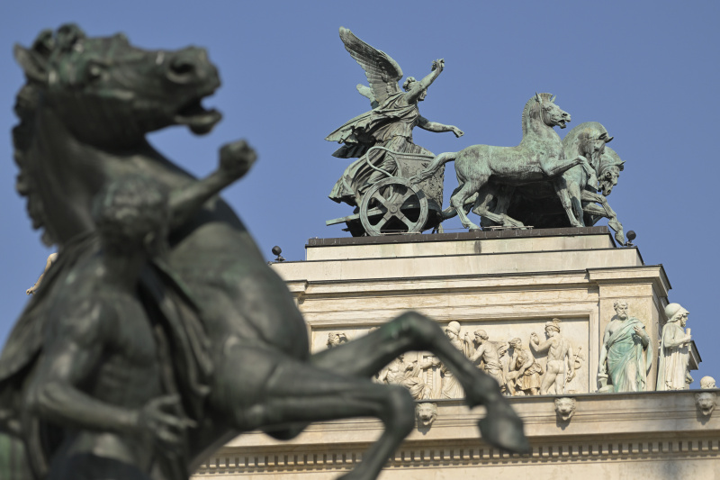Quadriga am Dach des Parlaments, davor ein Rossebändiger
