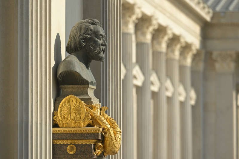 Büste von Theophil Hansen beim Hauptportal