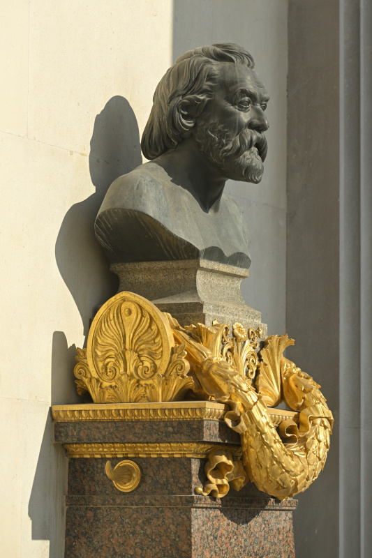 Büste von Theophil Hansen beim Hauptportal