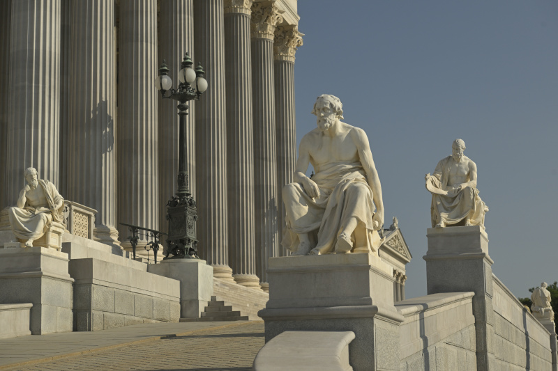 Rampe mit Geschichtsschreibern.  Thukydides im Vordergrund