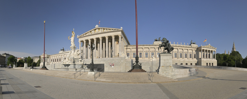 Blick auf die Fassade des Parlamentsgebäudes an der Ringstraße