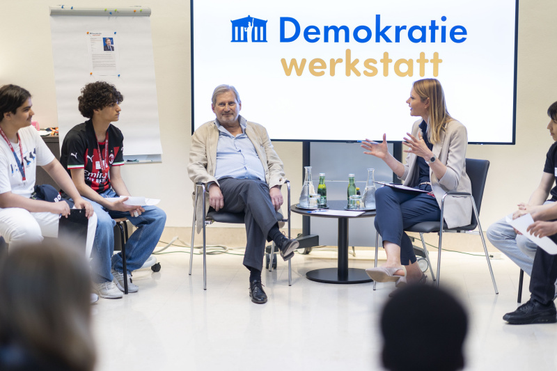 EU-Kommissar Johannes Hahn im Gespräch mit Schüler:innen