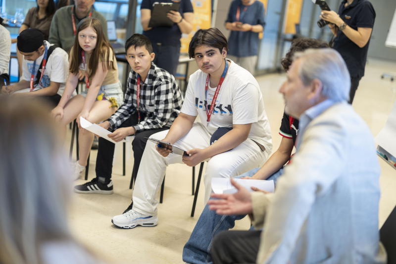 EU-Kommissar Johannes Hahn im Gespräch mit Schüler:innen