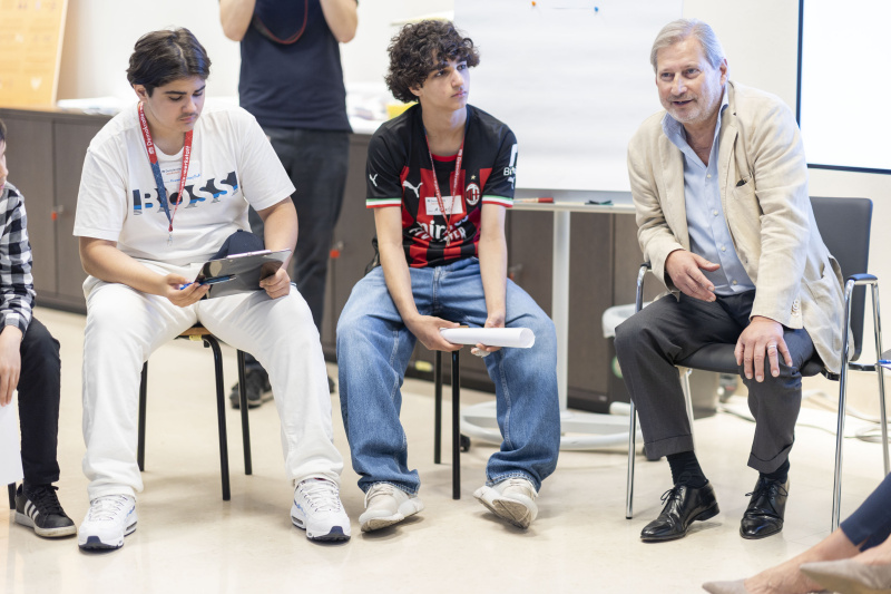 EU-Kommissar Johannes Hahn im Gespräch mit Schüler:innen
