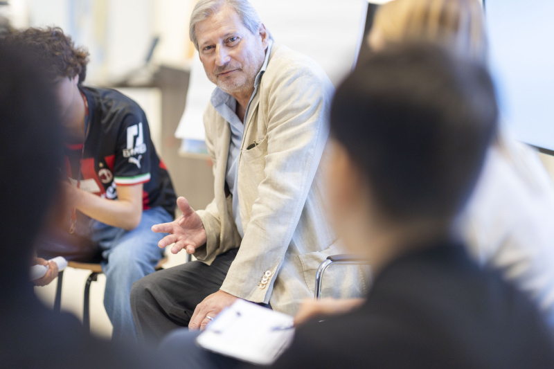 EU-Kommissar Johannes Hahn im Gespräch mit Schüler:innen