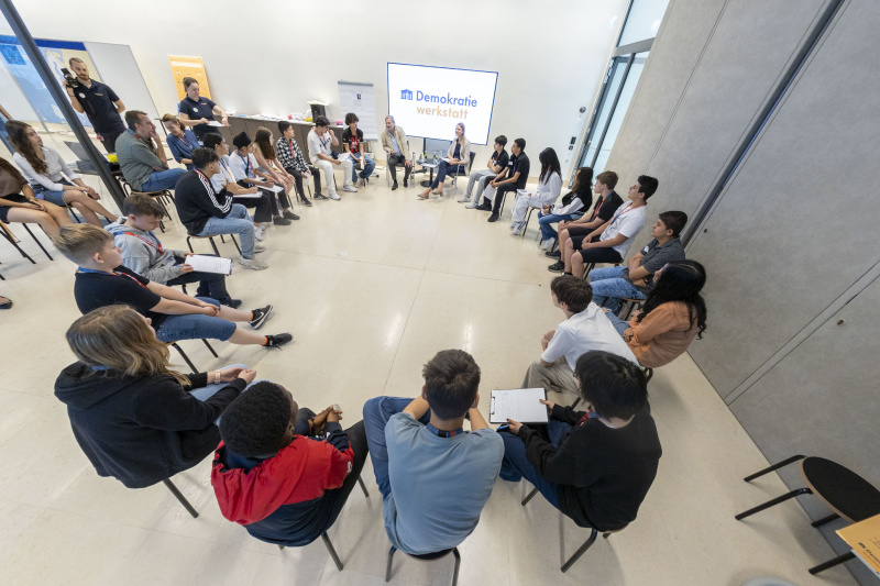 EU-Kommissar Johannes Hahn im Gespräch mit Schüler:innen