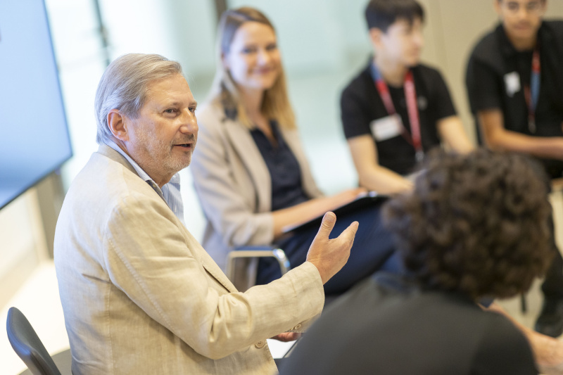 EU-Kommissar Johannes Hahn im Gespräch mit Schüler:innen