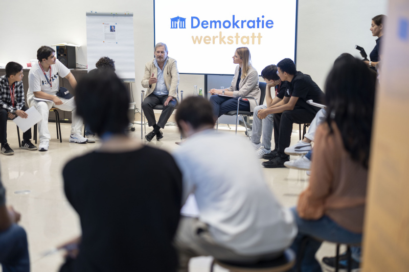 EU-Kommissar Johannes Hahn im Gespräch mit Schüler:innen