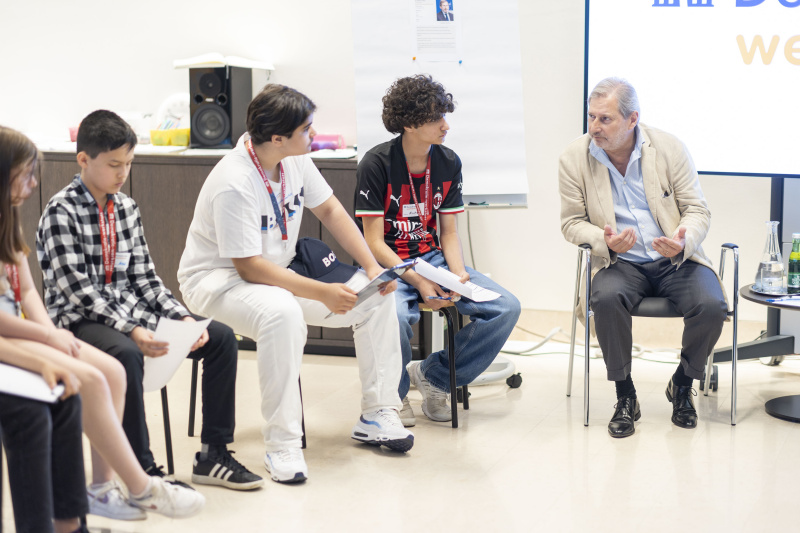 EU-Kommissar Johannes Hahn im Gespräch mit Schüler:innen