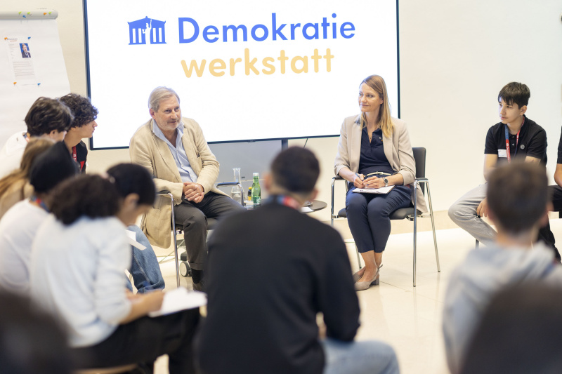 EU-Kommissar Johannes Hahn im Gespräch mit Schüler:innen