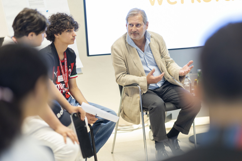 EU-Kommissar Johannes Hahn im Gespräch mit Schüler:innen