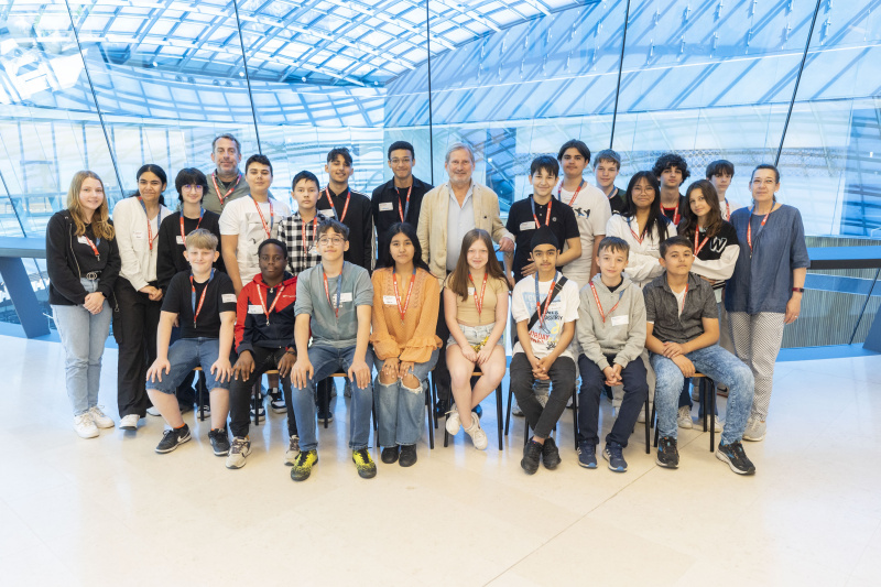 Gruppenfoto mit allen Teilnehmer:innen