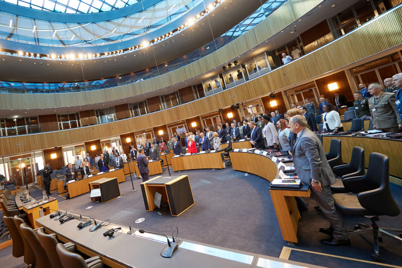 Combo Gardemusik plays national anthem