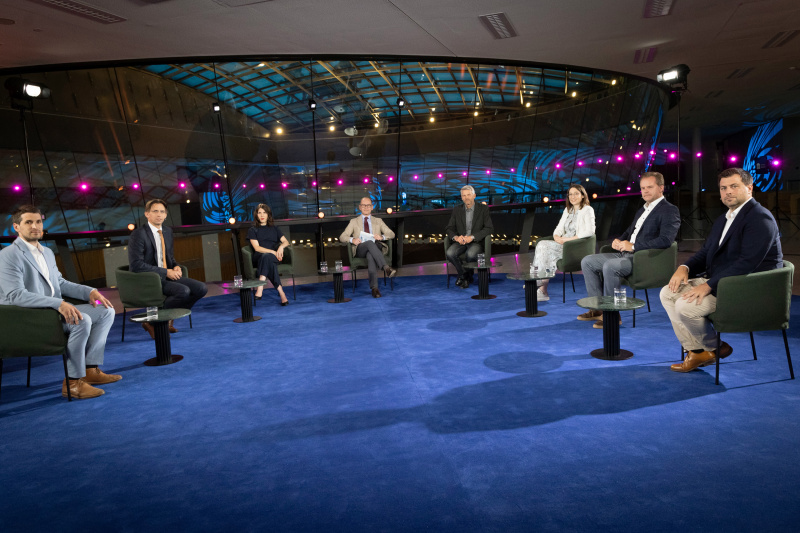 Von links: Nationalratsabgeordneter Lukas Hammer (Grüne), Nationalratsabgeordneter Joachim Schnabel (ÖVP), Michaela Krömer - Rechtsanwältin, Moderator Gerald Groß, Reinhard Steurer - Universität für Bodenkultur, Nationalratsabgeordnete Julia Herr (SPÖ), Nationalratsabgeordneter Walter Rauch (FPÖ), Nationalratsabgeordneter Michael Bernhard (NEOS)