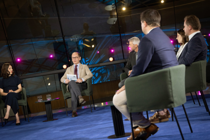Von links: Michaela Krömer, Rechtsanwältin, Moderator Gerald Groß, Reinhard Steurer, Universität für Bodenkultur, Nationalratsabgeordnete Julia Herr (SPÖ), Nationalratsabgeordneter Walter Rauch (FPÖ), Nationalratsabgeordneter Michael Bernhard (NEOS)