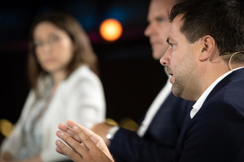 Von rechts: Nationalratsabgeordneter Michael Bernhard (NEOS), Nationalratsabgeordneter Walter Rauch (FPÖ), Nationalratsabgeordnete Julia Herr (SPÖ)