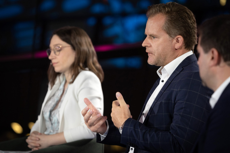 Von links: Nationalratsabgeordnete Julia Herr (SPÖ), Nationalratsabgeordneter Walter Rauch (FPÖ), Nationalratsabgeordneter Michael Bernhard (NEOS)