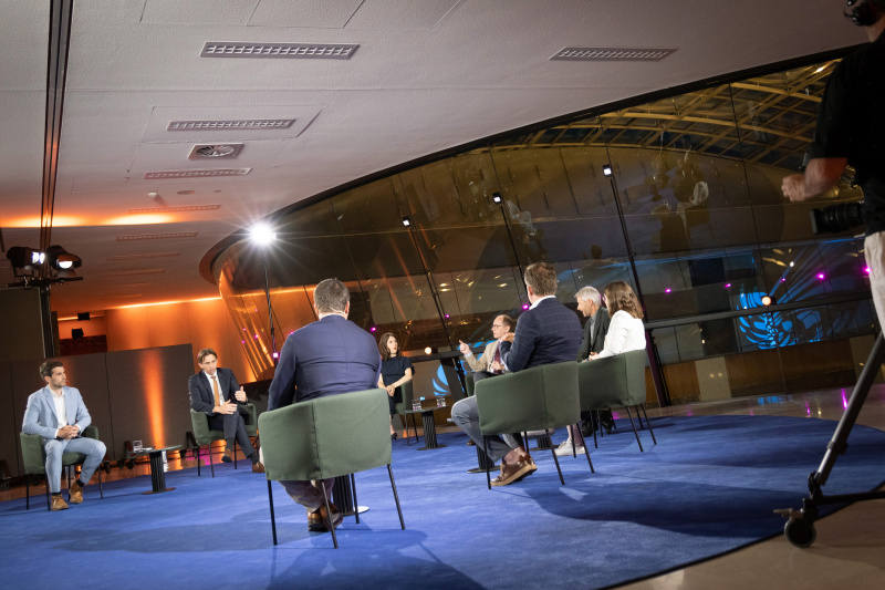 Von links: Nationalratsabgeordneter Lukas Hammer (Grüne), Nationalratsabgeordneter Joachim Schnabel (ÖVP), Michaela Krömer - Rechtsanwältin, Moderator Gerald Groß, Reinhard Steurer - Universität für Bodenkultur, Nationalratsabgeordnete Julia Herr (SPÖ), Nationalratsabgeordneter Walter Rauch (FPÖ), Nationalratsabgeordneter Michael Bernhard (NEOS)