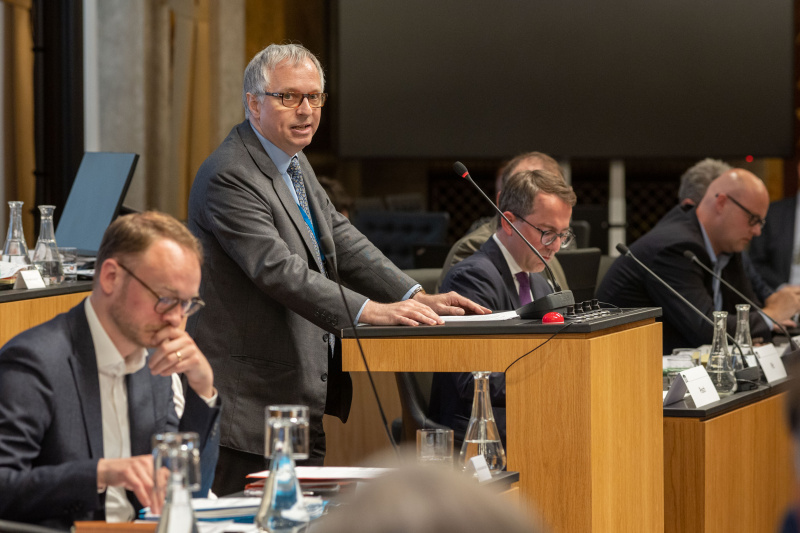 Am Rednerpult: Christoph Urtz - Experte