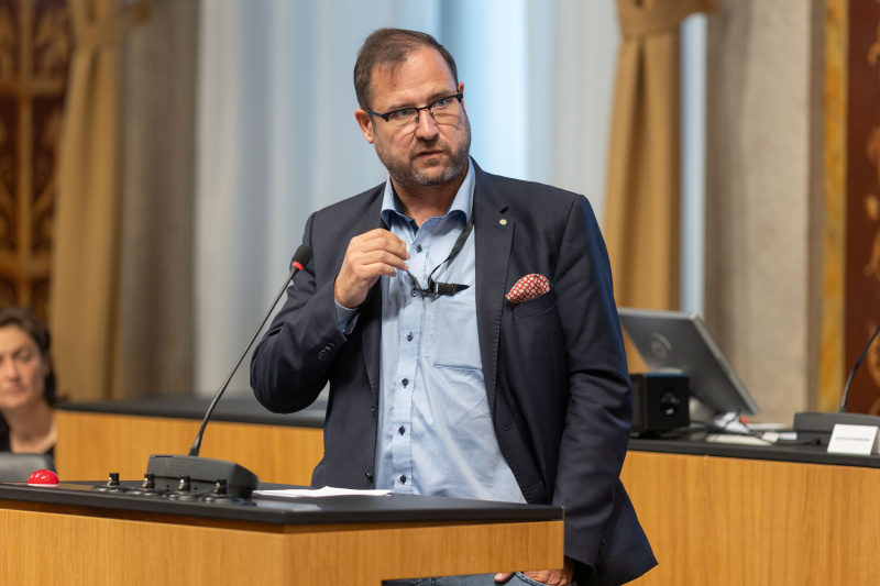 Am Rednerpult: Nationalratsabgeordneter Christian Hafenecker (FPÖ)