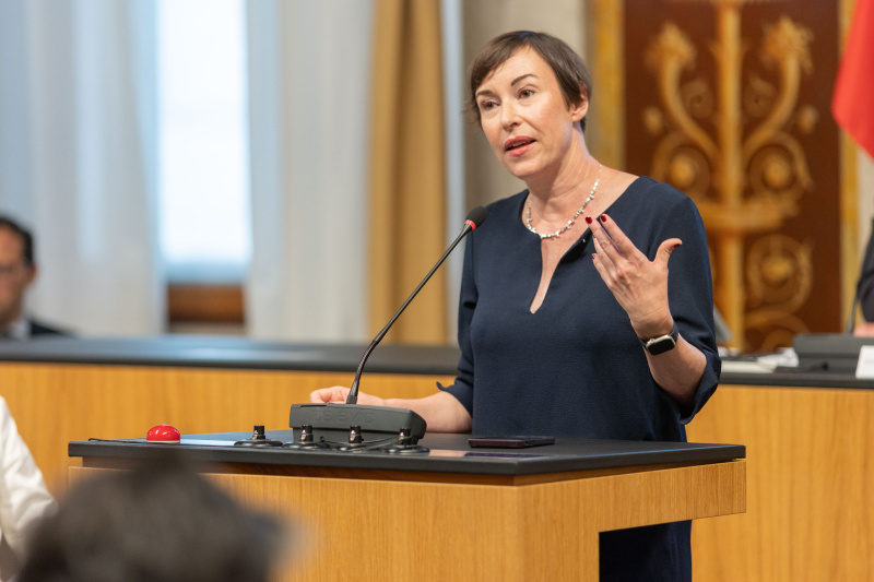 Am Rednerpult: Nationalratsabgeordnete Henrike Brandstötter (NEOS)