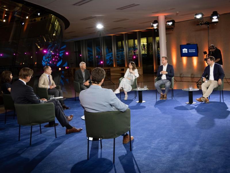 Von links: Nationalratsabgeordneter Joachim Schnabel (ÖVP), Moderator Gerald Groß, Nationalratsabgeordneter Lukas Hammer (Grüne), Nationalratsabgeordnete Julia Herr (SPÖ), Nationalratsabgeordneter Walter Rauch (FPÖ), Nationalratsabgeordneter Michael Bernhard (NEOS)