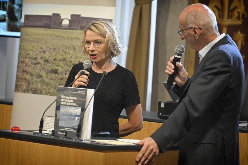 Von links: Vorstandsmitglieder von RE.F.U.G.I.U.S. Eva Schwarzmayer, Moderator Walter Reiss