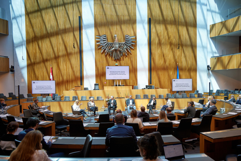 Panel mit Vertreter:innen der Parlamentsklubs.Von links: Nationalratsabgeordnete Katharina Kucharowits (SPÖ), Nationalratsabgeordnete Eva-Maria Himmelbauer (ÖVP), Leiter der ORF-Wissenschaft Günther Mayr, Nationalratsabgeordneter Gerhard Deimek (FPÖ), Nationalratsabgeordneter Süleyman Zorba (GRÜNE), Nationalratsabgeordnete Katharina Werner (NEOS)