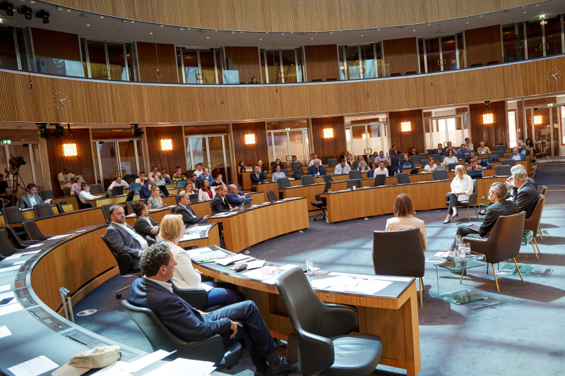 Panel mit Vertreter:innen der Parlamentsklubs.Von links: Nationalratsabgeordnete Katharina Kucharowits (SPÖ), Nationalratsabgeordnete Eva-Maria Himmelbauer (ÖVP), Leiter der ORF-Wissenschaft Günther Mayr, Nationalratsabgeordneter Gerhard Diemek (FPÖ), Nationalratsabgeordneter Süleyman Zorba (GRÜNE), Nationalratsabgeordnete Katharina Werner (NEOS)
