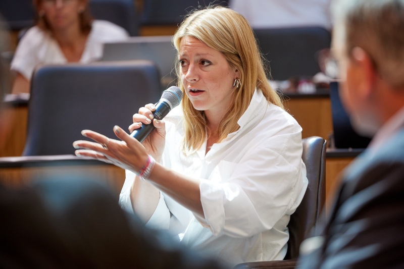 Panel mit Vertreter:innen der Parlamentsklubs. Nationalratsabgeordnete Katharina Kucharowits (SPÖ)