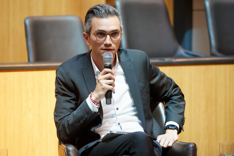 Panel mit Vertreter:innen der Parlamentsklubs. Nationalratsabgeordneter Süleyman Zorba (GRÜNE)